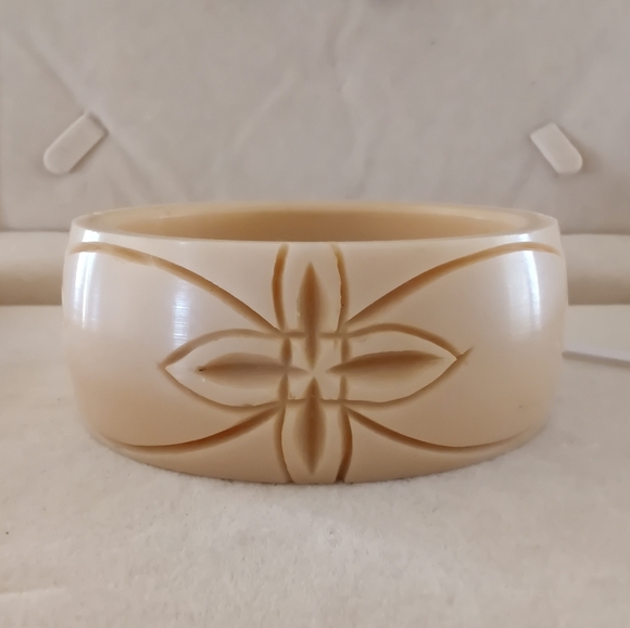Vintage Jewelry - Vintage carved bakelite bangle